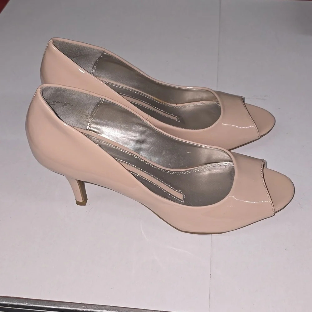 New Directions Beige Nude Heels w Peep Toes Womens Size 8.5 - Picture 2 of 12